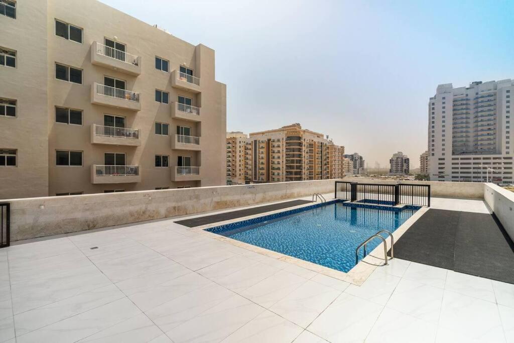 Luxury 1br With Balcony - Pool Apartment Dubai