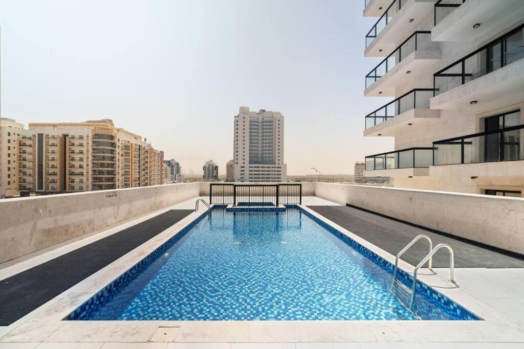 Luxury 1br With Balcony - Pool Dubai