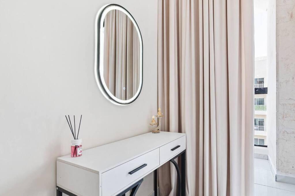 Luxury 1br With Balcony - Pool * Dubai