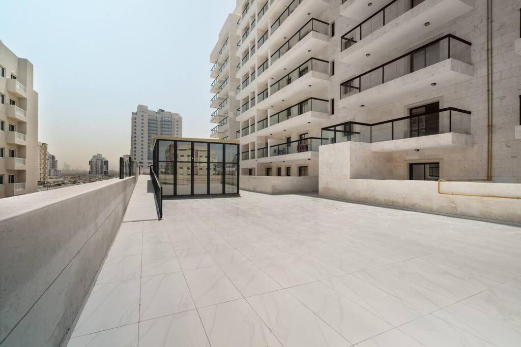 Apartment Luxury 1br With Balcony - Pool Dubai