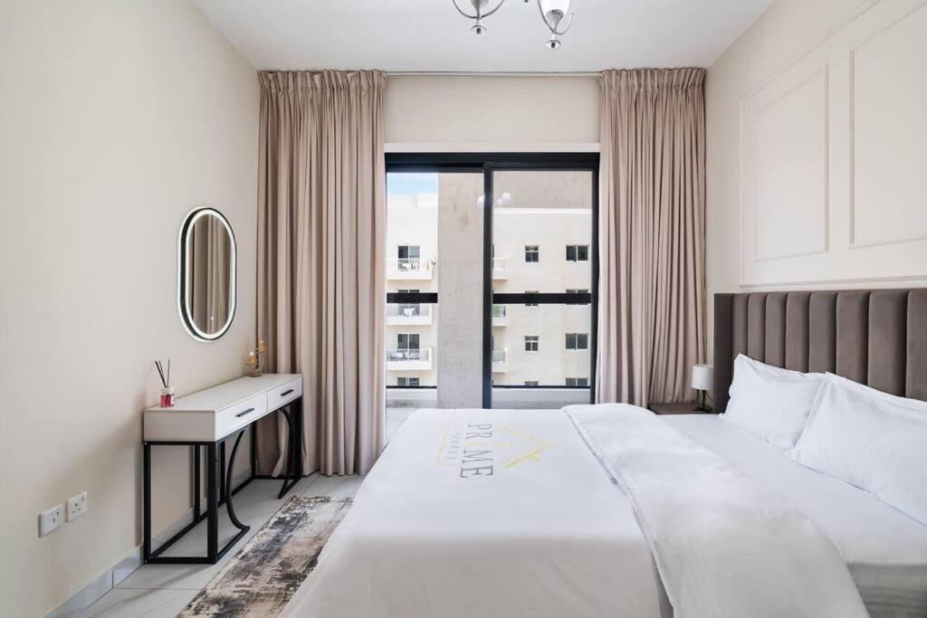 Luxury 1br With Balcony - Pool Dubai