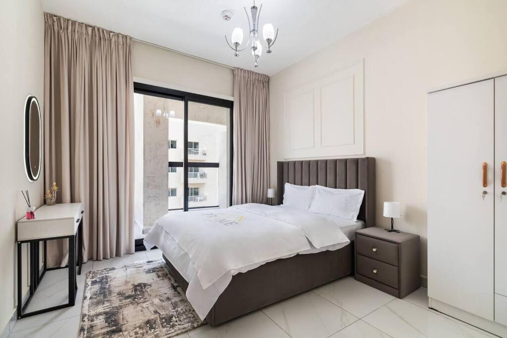 Luxury 1br With Balcony - Pool Dubai