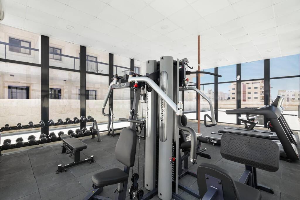 Luxury 1br With Balcony - Pool Apartment Dubai